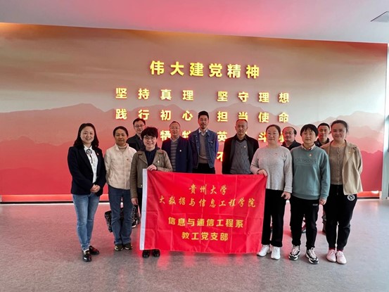 一群人站在台上 中度可信度描述已自动生成