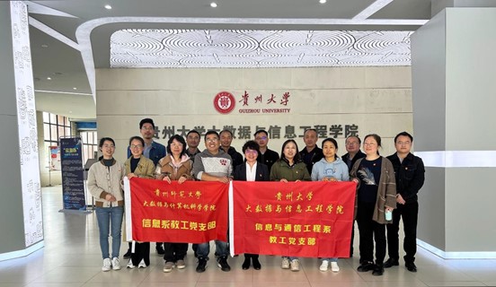 一群人站在台上 中度可信度描述已自动生成